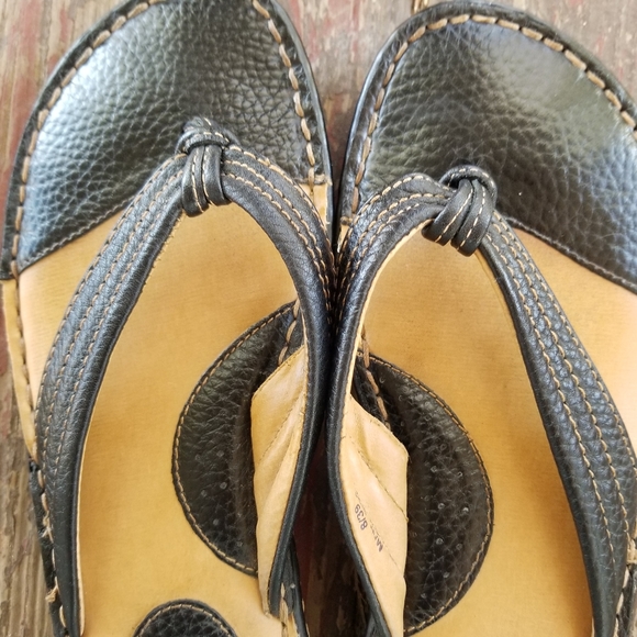 BØC (Born) leather flip flop slide sandals,with cushioned footbed in EUC - Picture 8 of 10
